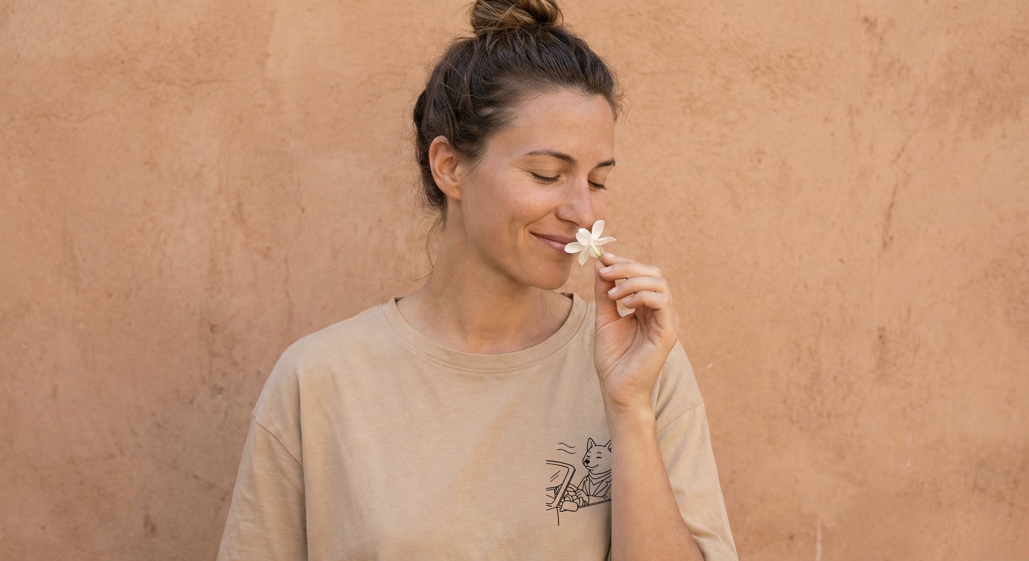 Modelo usando camiseta Chic N' Woof